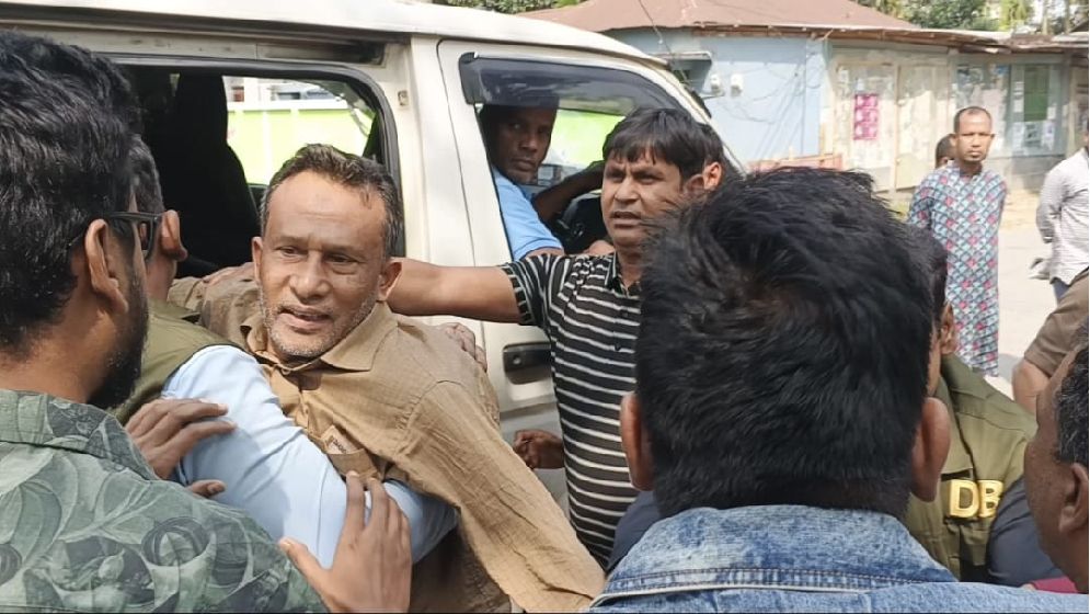 জামিনে মুক্তি পেয়ে জেলগেটে ফের আটক ইউপি চেয়ারম্যান