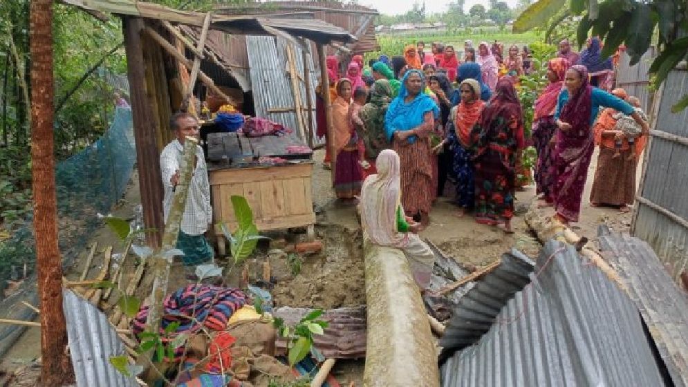 কালবৈশাখি ঝড়ে গাছচাপায় প্রান গেল নারীর