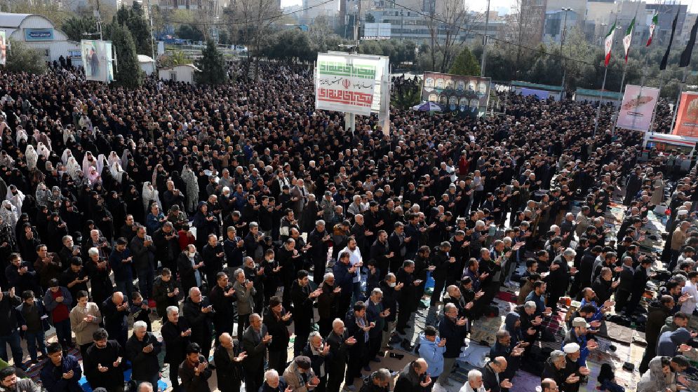 হুমকির মাঝেই তেহরানে বিশাল ঈদের জামাত