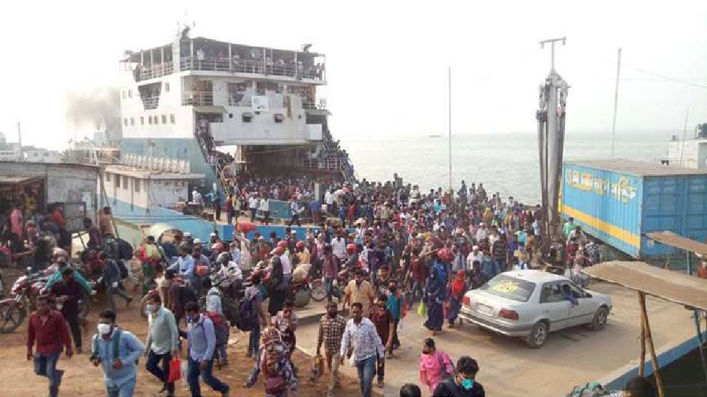ঈদ শেষে দৌলতদিয়া ঘাট দিয়ে ফিরছে কর্মজীবীরা