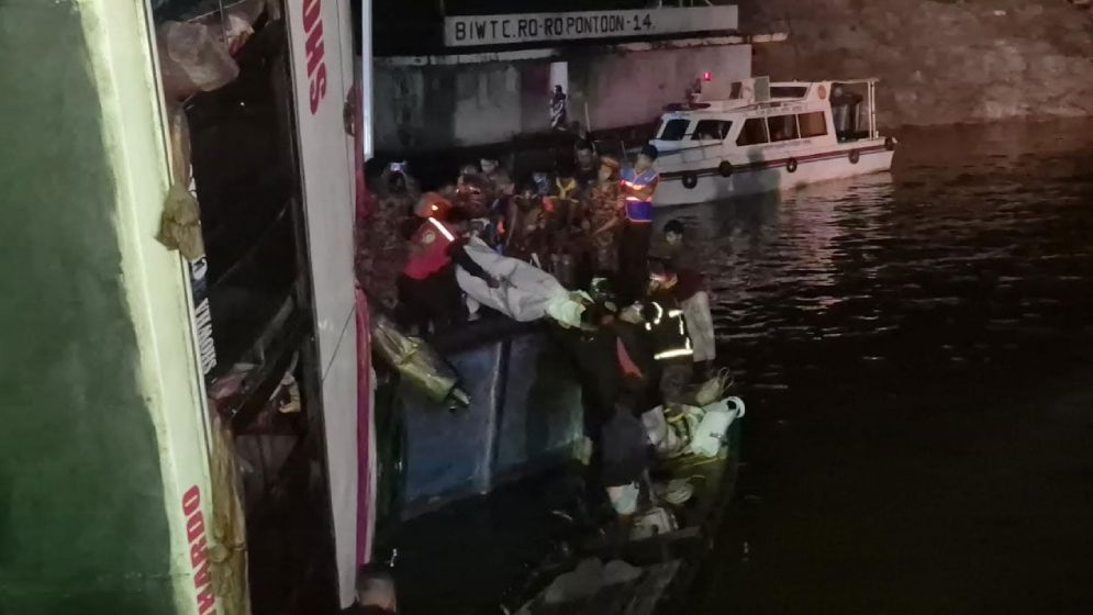 দৌলতদিয়ায় বাস নদীতে, মৃত বেড়ে ২৩