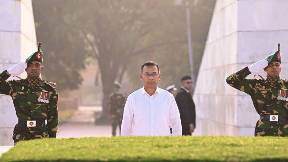 স্মৃতিসৌধের পর জিয়াউর রহমান ও খালেদা জিয়ার সমাধিতে প্রধানমন্ত্রীর শ্রদ্ধা