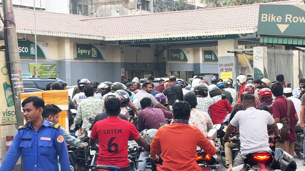 পেট্রোল পেতে দীর্ঘ অপেক্ষা, বিরক্ত ও বিক্ষুব্ধ বাইকাররা