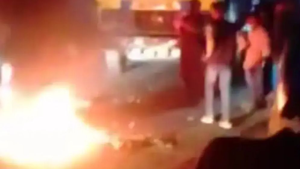 তেল না পেয়ে পাম্পের সামনে আগুন, সড়ক অবরোধ