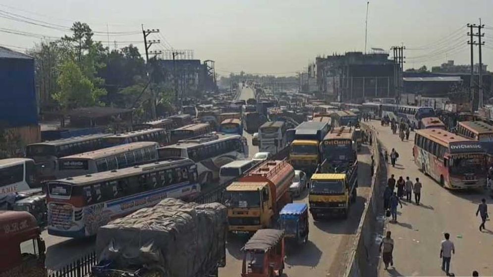 গাজীপুরে ঘরমুখো মানুষের ভিড়: মহাসড়কে তীব্র যানজট