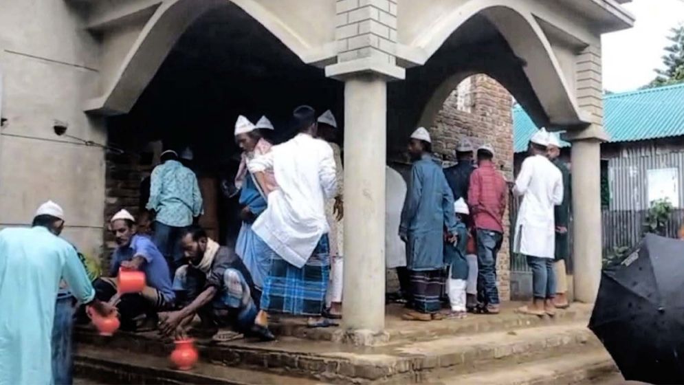 সৌদি আরবের সাথে মিল রেখে তাহিরপুরে ঈদ উদযাপন  