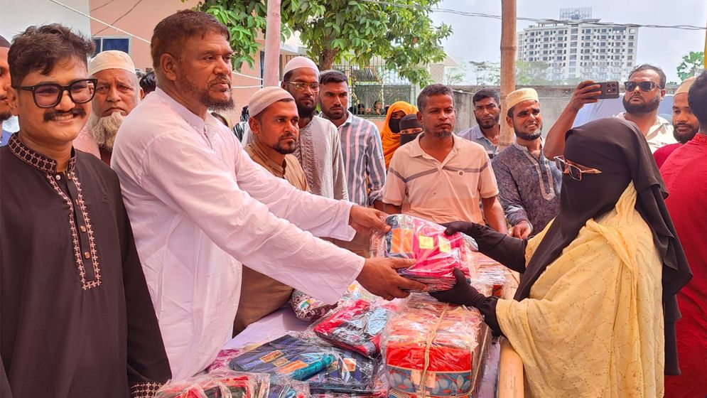 কুয়াকাটায় ঈদ উপলক্ষে ৫ হাজার নারীকে শাড়ি বিতরণ