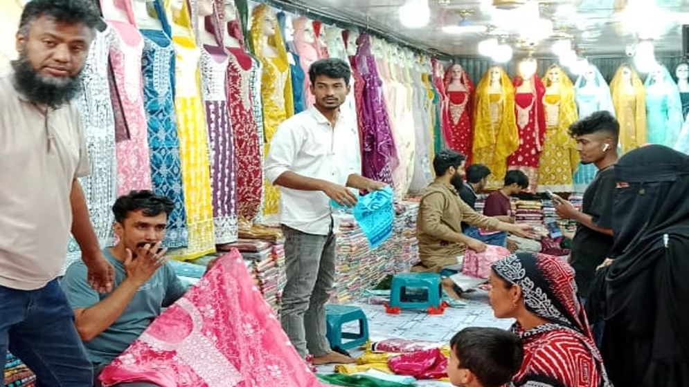 শেষ মুহূর্তে জমে উঠেছে ঈদের কেনাকাটা 