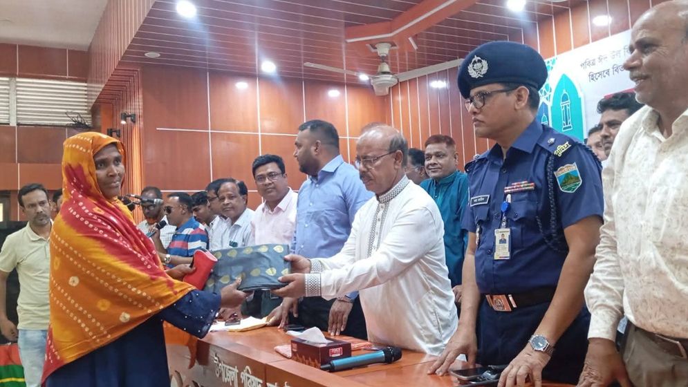 আত্রাইয়ে প্রধানমন্ত্রীর ত্রাণ তহবিলের সহায়তা বিতরণ