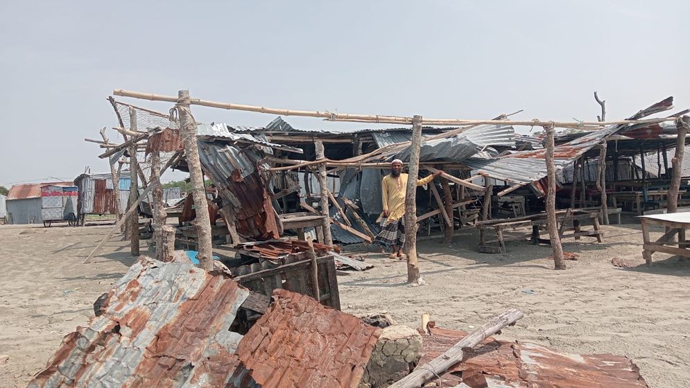 কাল বৈশাখী ঝড়ে কুয়াকাটায় ১৫টি ব্যবসা প্রতিষ্ঠান লন্ডভন্ড