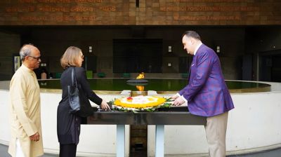 মুক্তিযুদ্ধ জাদুঘর পরিদর্শনে মার্কিন রাষ্ট্রদূত