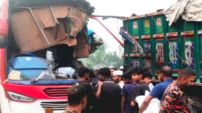 দিনাজপুরে বাস-ট্রাক সংঘর্ষে নিহত ২