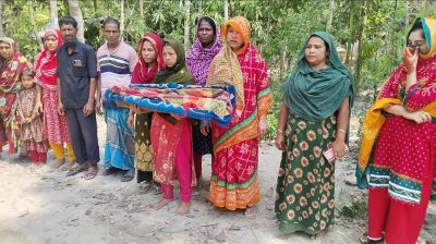 সন্তানের লাশ নিয়ে মানববন্ধনের দাঁড়িয়ে বিচার চাইলেন মা