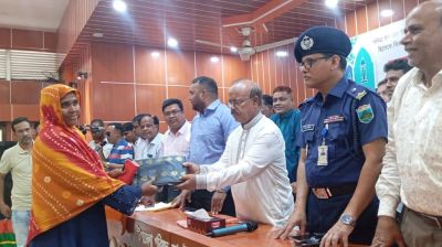 আত্রাইয়ে প্রধানমন্ত্রীর ত্রাণ তহবিলের সহায়তা বিতরণ