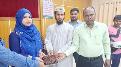 গোমস্তাপুরে সৌদি আরবের উপহারের খেজুর বিতরণ