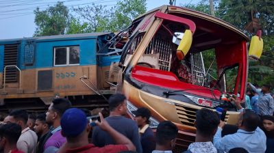 কুমিল্লায় বাস-ট্রেন সংঘর্ষে দায়িত্বে অবহেলা, দুই গেটম্যান বরখাস্ত