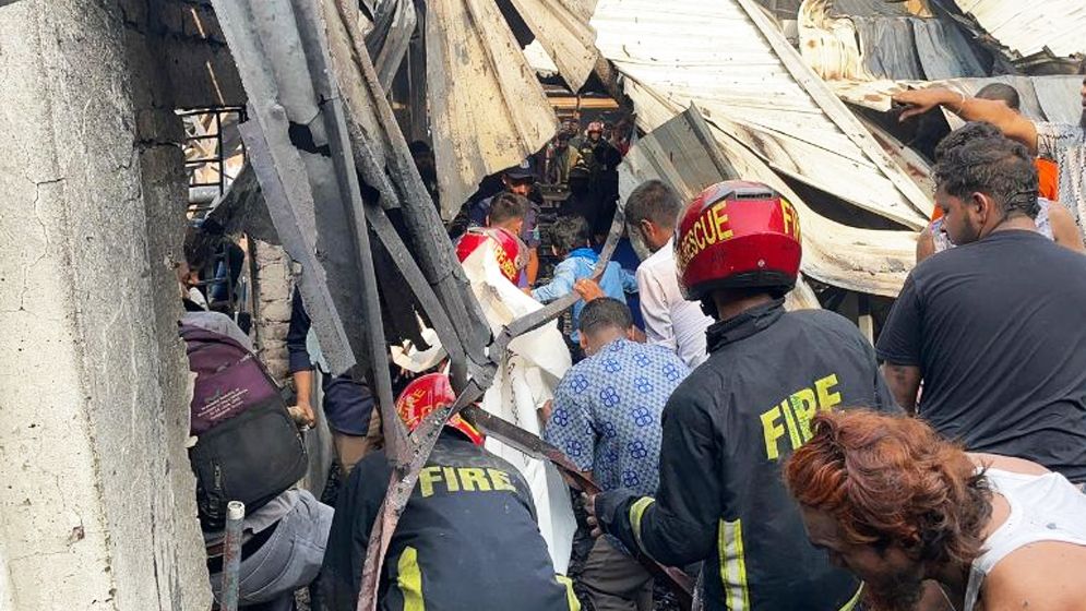 গ্যাসলাইটার কারখানায় আগুন, মালিক পলাতক 