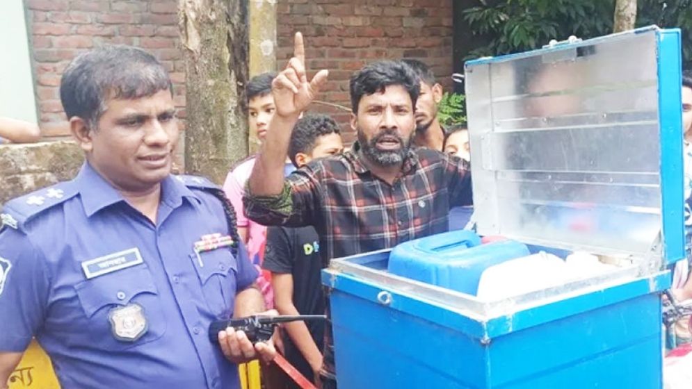 মোটরসাইকেলের পেছনের বাক্সে ৫০ লিটার তেল