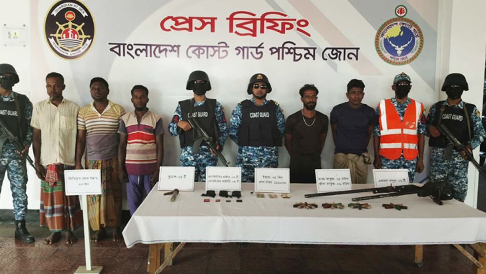 সুন্দরবনে অস্ত্র-গুলিসহ ২ বনদস্যু আটক