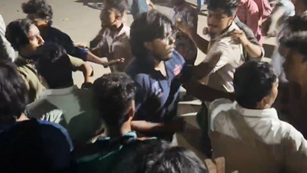 শাহবাগ থানায় মুসাদ্দিক ও জুবায়েরকে পেটালো ছাত্রদল