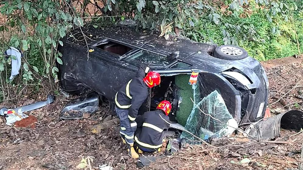 নিয়ন্ত্রণ হারিয়ে মাইক্রোবাস খাদে, নিহত ৩ 