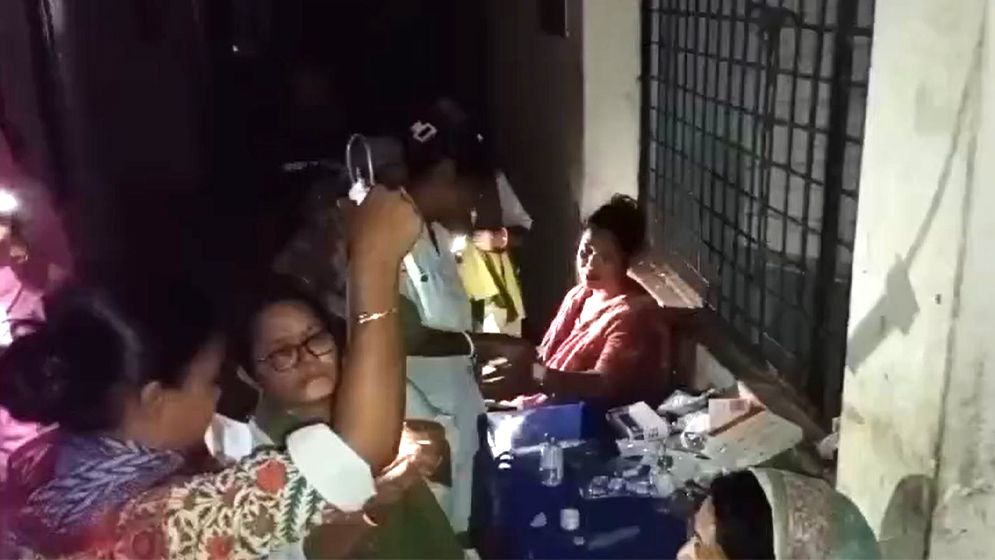 বিদ্যুৎ নেই, জেনারেটর-আইপিএস অকেজো: মোবাইলের আলোয় চলছে চিকিৎসা