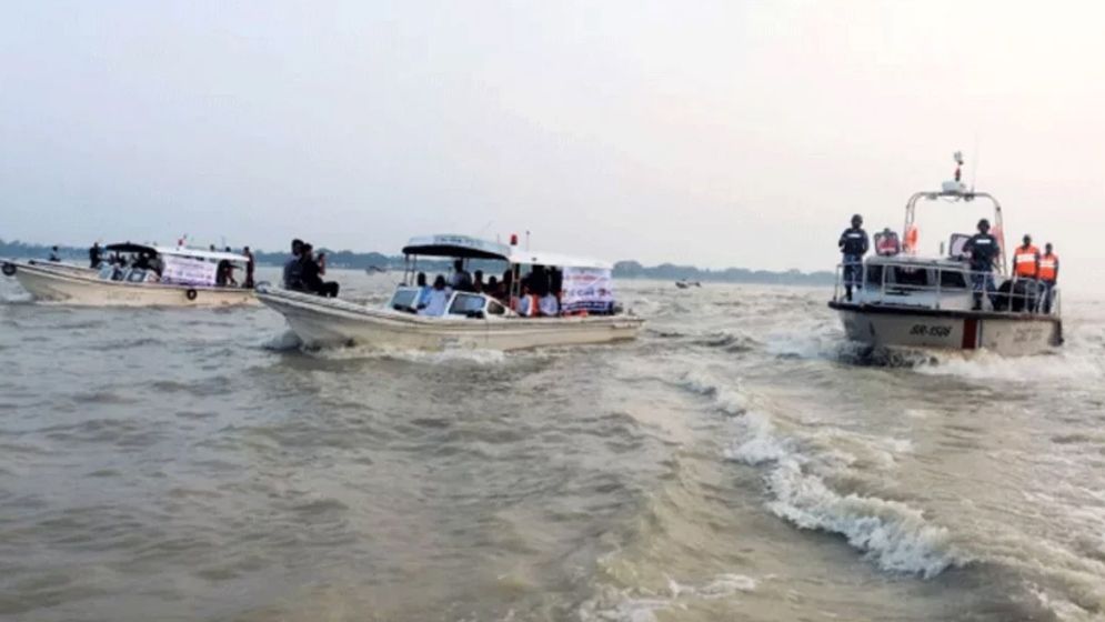 পদ্মা নদীতে টহলরত নৌ-পুলিশের ওপর হামলা, ওসিসহ ৫ সদস্য গুলিবিদ্ধ  