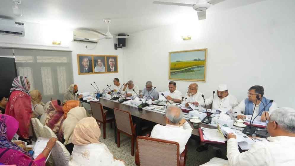 সংরক্ষিত নারী আসনে প্রার্থীদের সাক্ষাৎকার নিচ্ছে বিএনপি