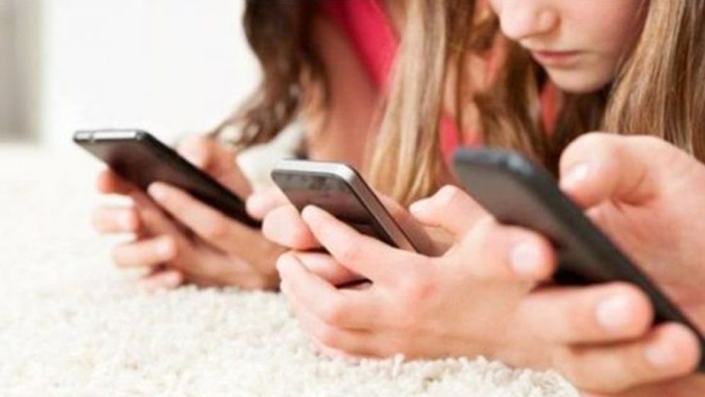 স্মার্টফোন আসক্তি কি অকালবার্ধক্যের ঝুঁকি বাড়ায়  