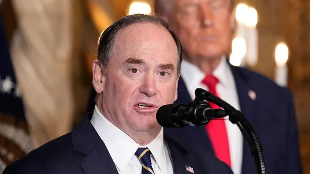 মার্কিন নৌবাহিনীর সচিব জন ফেলান বরখাস্ত