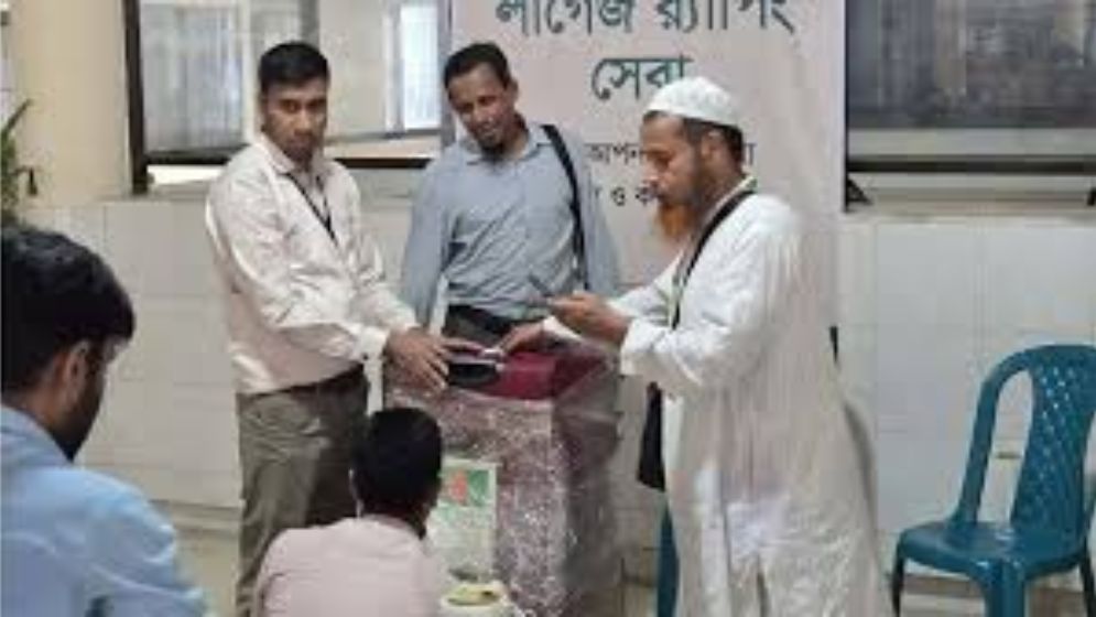 হজক্যাম্পে চালু হলো লাগেজ র‍্যাপিং সেবা