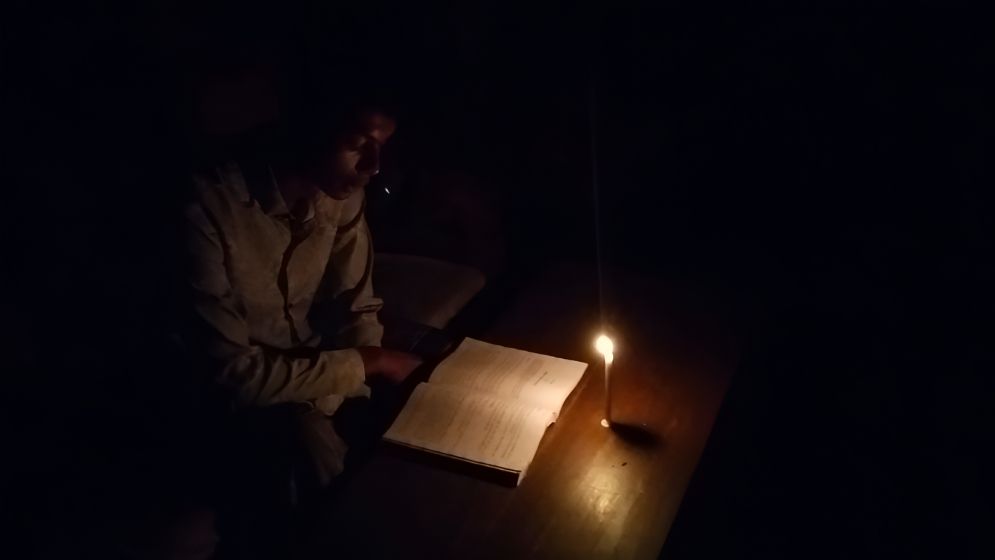 চাহিদার অর্ধেক বিদ্যুৎ সরবরাহে বিপর্যস্ত জনজীবন