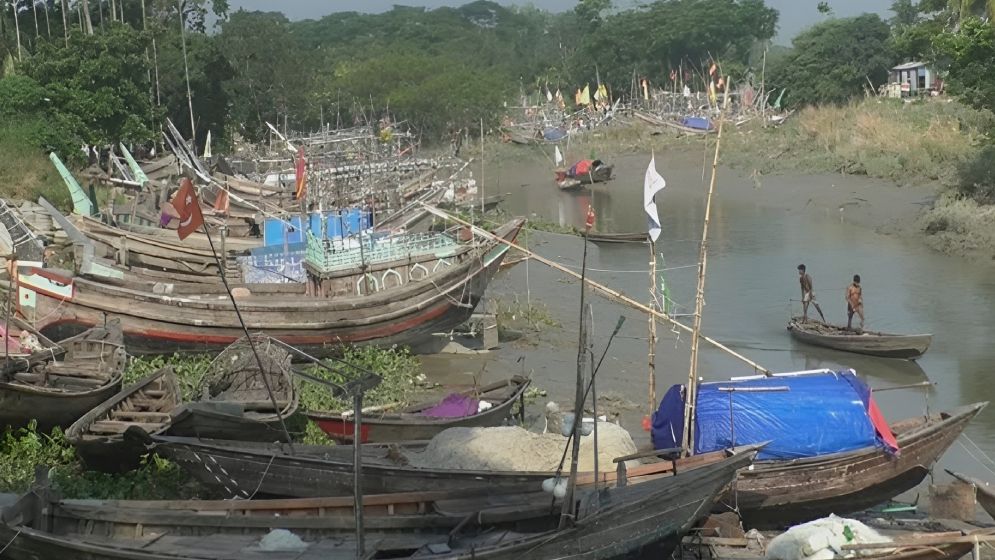 দাদনের ভয় আর শূন্য জাল, জেলেদের ঘরে ঘরে অভাবের পদধ্বনি