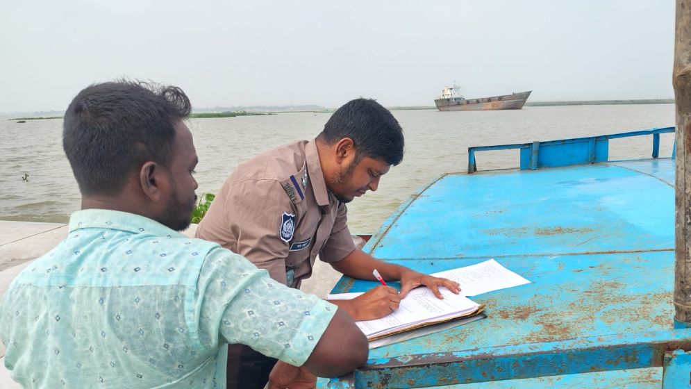 দেশজুড়ে নৌ পুলিশের অভিযান, শতাধিক আটক