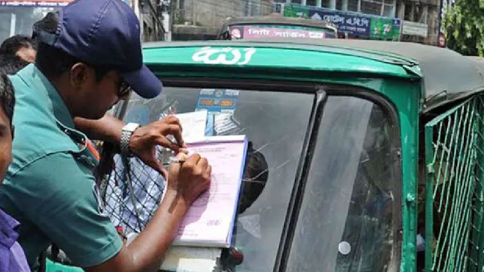 রাজধানীতে ট্রাফিক অভিযানে ১,৩৩০ মামলা