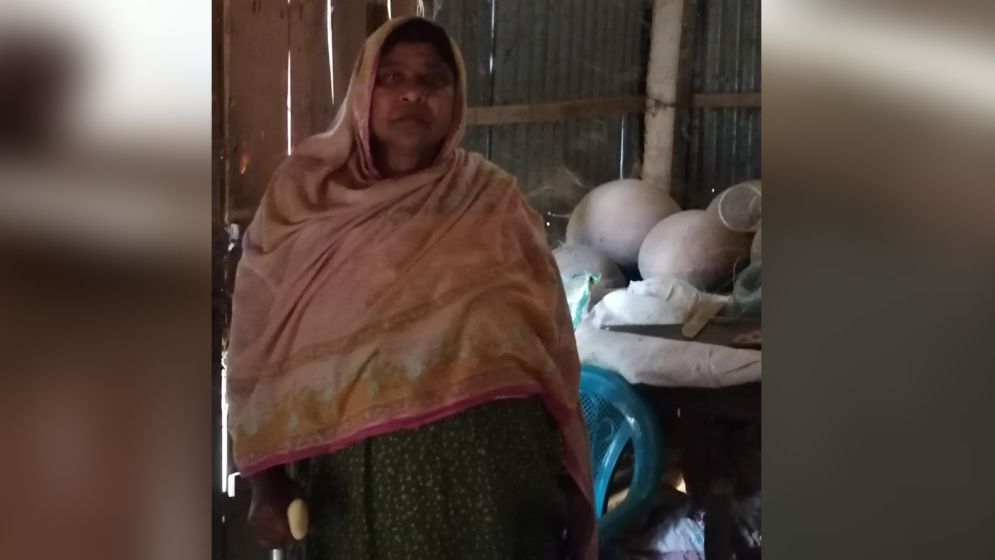 অসুস্থ মাকে নিয়ে চরম বিপাকে মেয়ে আজমিনা