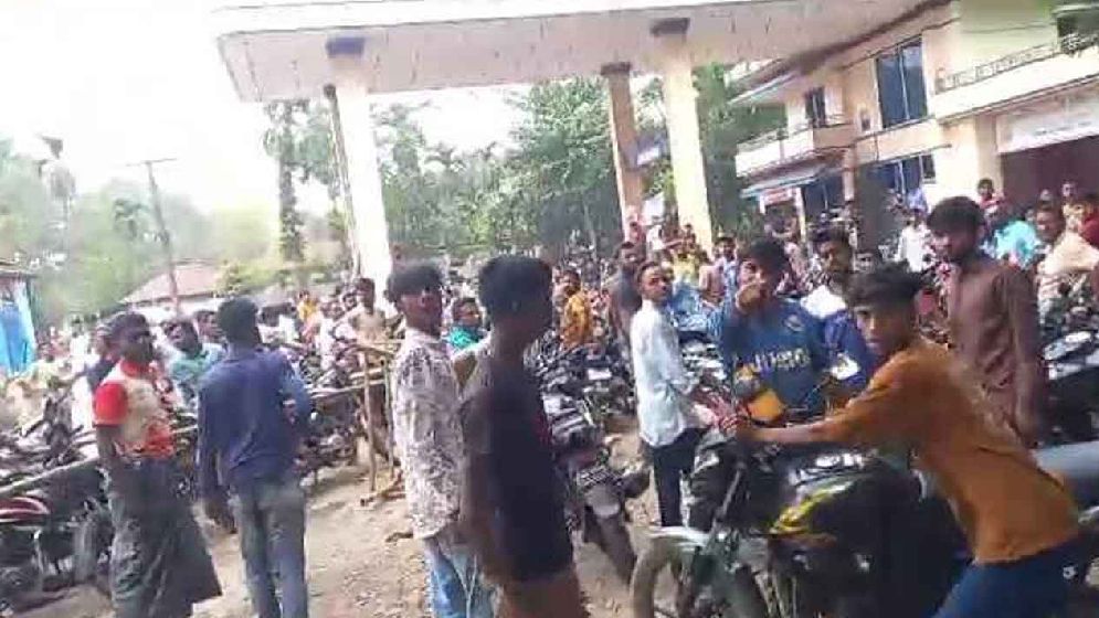 পেট্রোল পাম্পে পুলিশ সদস্যের উপর হামলা