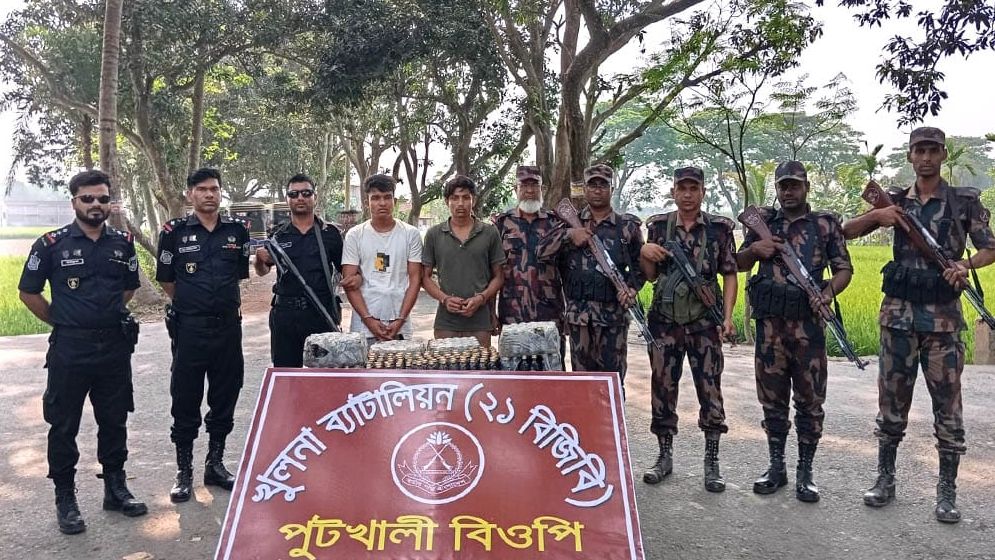 সীমান্তে বিপুল পরিমাণ ফেনসিডিলসহ আটক ২