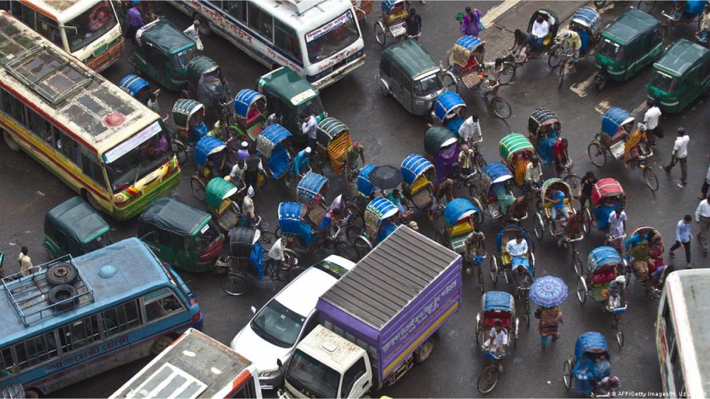 সংকটে থমকে যাচ্ছে গণপরিবহন