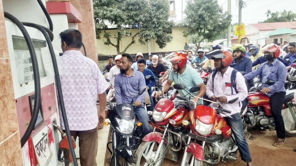 বাঞ্ছারামপুরে তেলের তীব্র সংকট