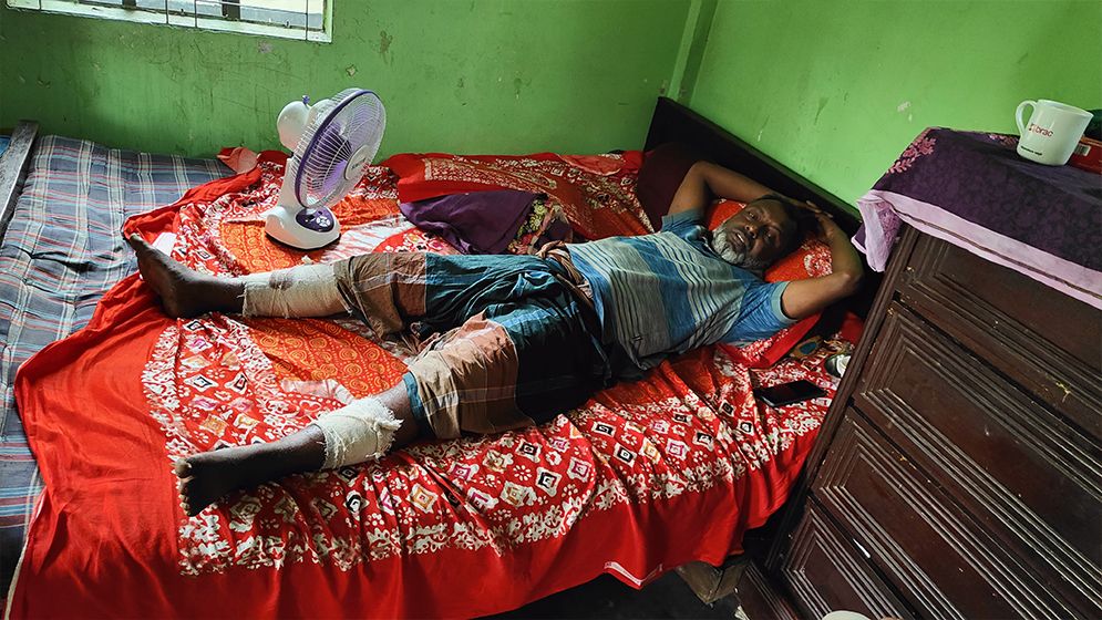 স্বেচ্ছাসেবক দলের নেতার দুই পা ভেঙ্গে দিল ‘সন্ত্রাসীরা’