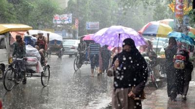ভোর থেকে রাজধানীতে মুষলধারে বৃষ্টি, শিক্ষার্থী-কর্মজীবী মানুষের দুর্ভোগ  