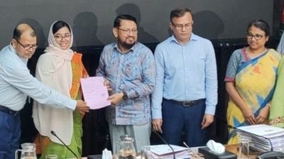 ইসিতে মনোনয়নপত্র জমা দিচ্ছেন প্রার্থীরা  