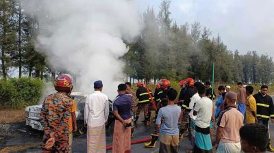 মেরিন ড্রাইভে চলন্ত গাড়িতে আগুন  