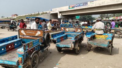সড়কে অবৈধ স্থাপনার কারণে জনভোগান্তী