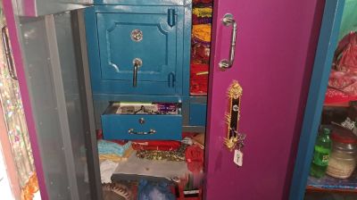গভীর রাতে  নগদ টাকা ও স্বর্ণালংকার লুট