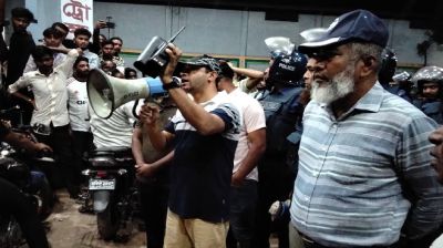 খোলা বাজারে তেল বিক্রি, দুই দোকানিকে জরিমানা