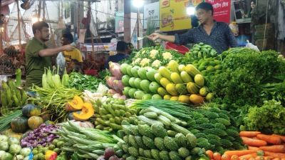 বাজারে সবজি এখন নাগালের বাইরে