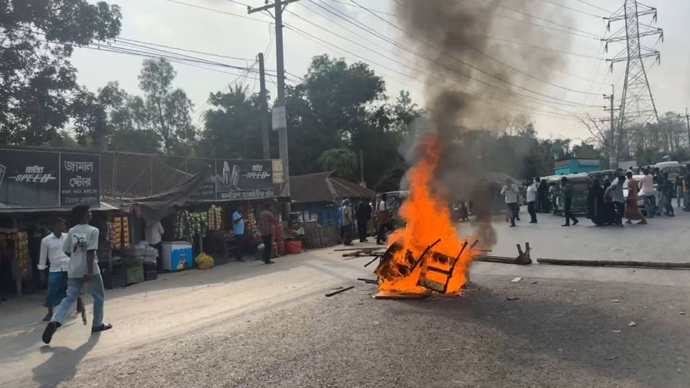 আহত ছাত্রদল নেতার মৃত্যু, প্রতিবাদে সড়ক অবরোধ ও অগ্নিসংযোগ