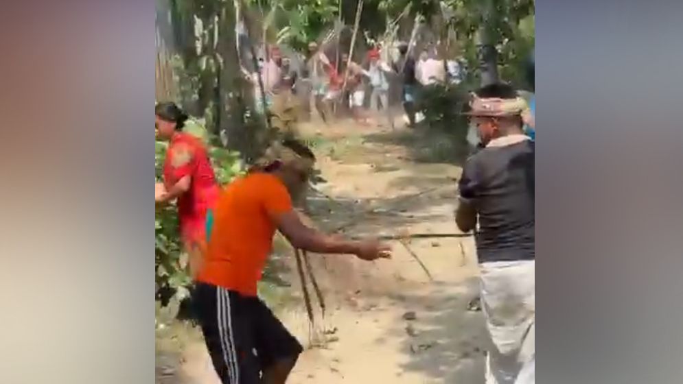 দুই পক্ষের টেটা যুদ্ধ, ঘরবাড়িতে আগুন